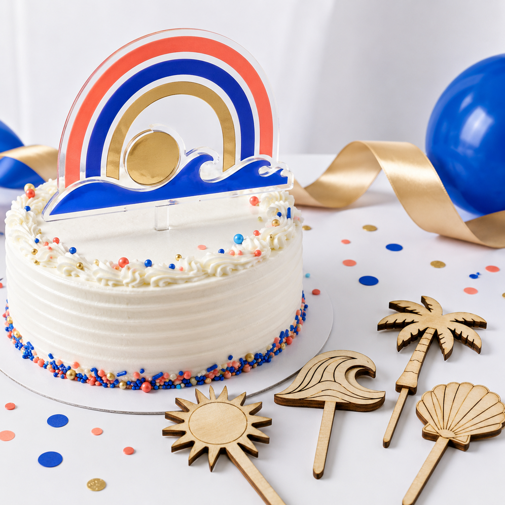 Cake toppere din acril și lemn lângă un tort decorat
